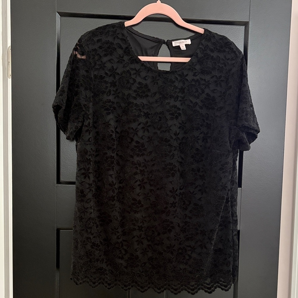 Teddi Rose Black Lace Top w/ Short Sleeves. Lined in Black. 4% Spandex. Size XL.